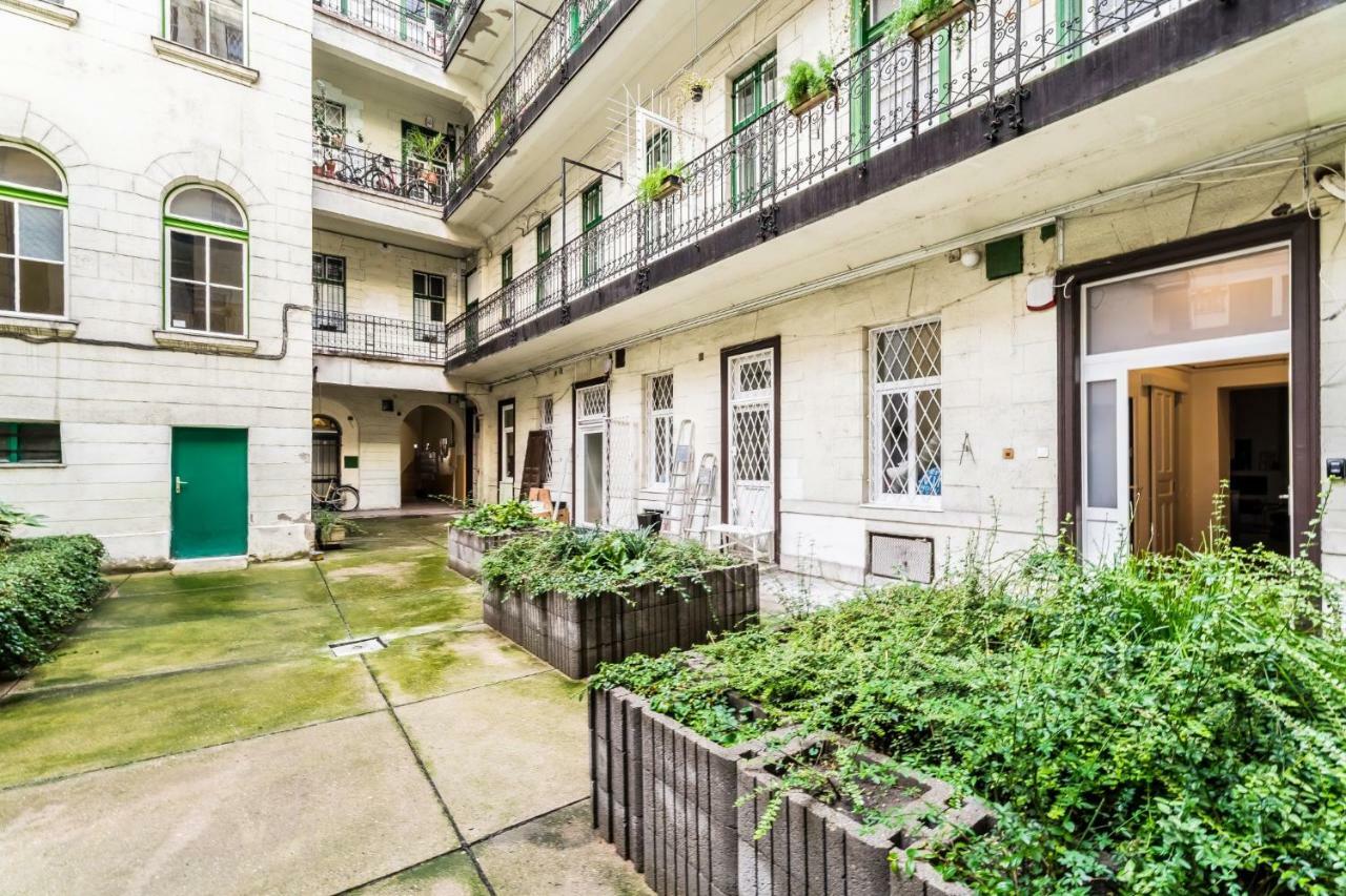 Szerzodesbontas - Industrial Fantasy Appartement *